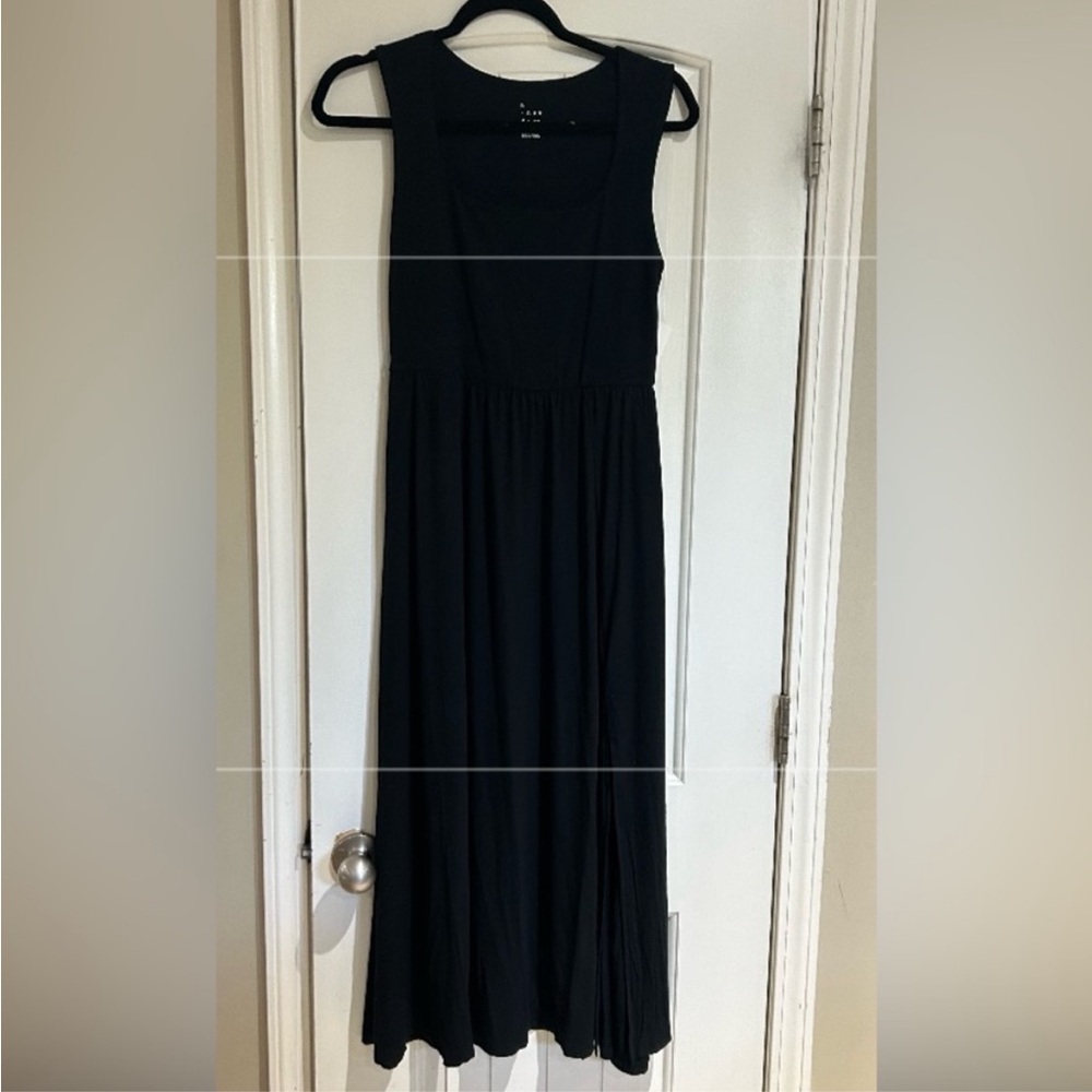 Elegant Black Sleeveless Dress - Picture 2 of 13